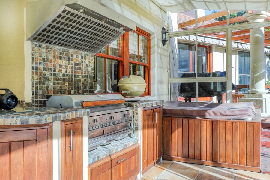 7 Bedroom Property for Sale in Zwaanswyk Western Cape